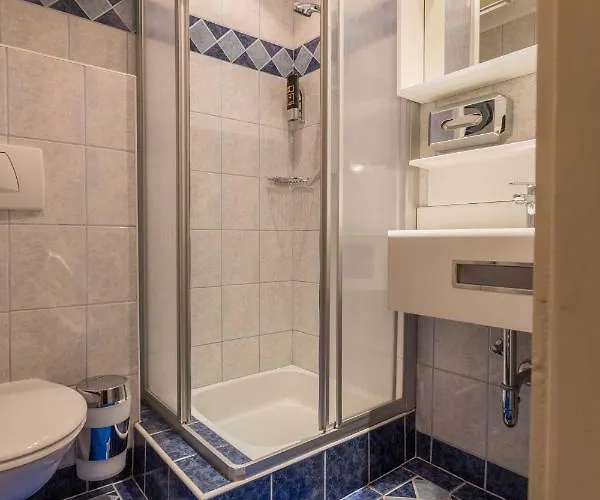 Party Taverne 酒店